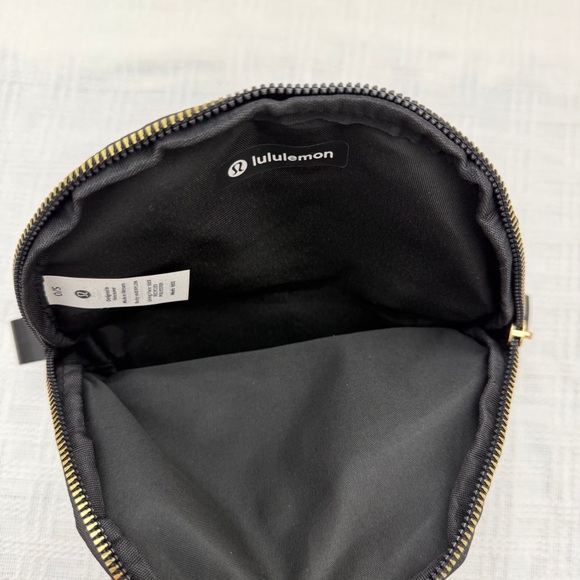 Lululemon athletica - All Night Festival Bag - Micro 2L - Black/Gold - Picture 6 of 6